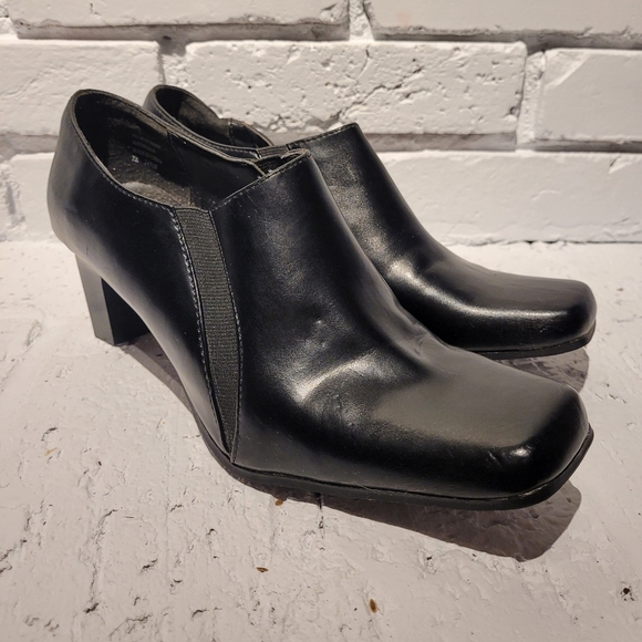 Unlisted Shoes - Picture 2 of 5